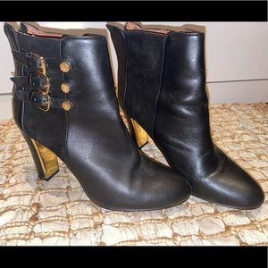 100% Authentic Louise et Cie black/suede booties🖤